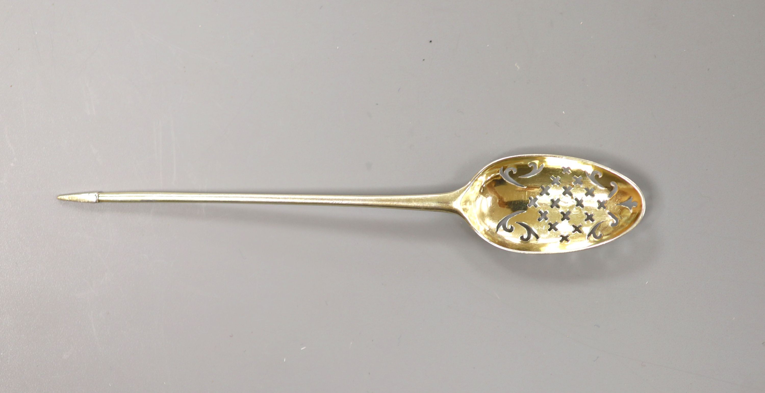 A mid 18th century silver gilt mote spoon, 13.6cm, indistinct marks.